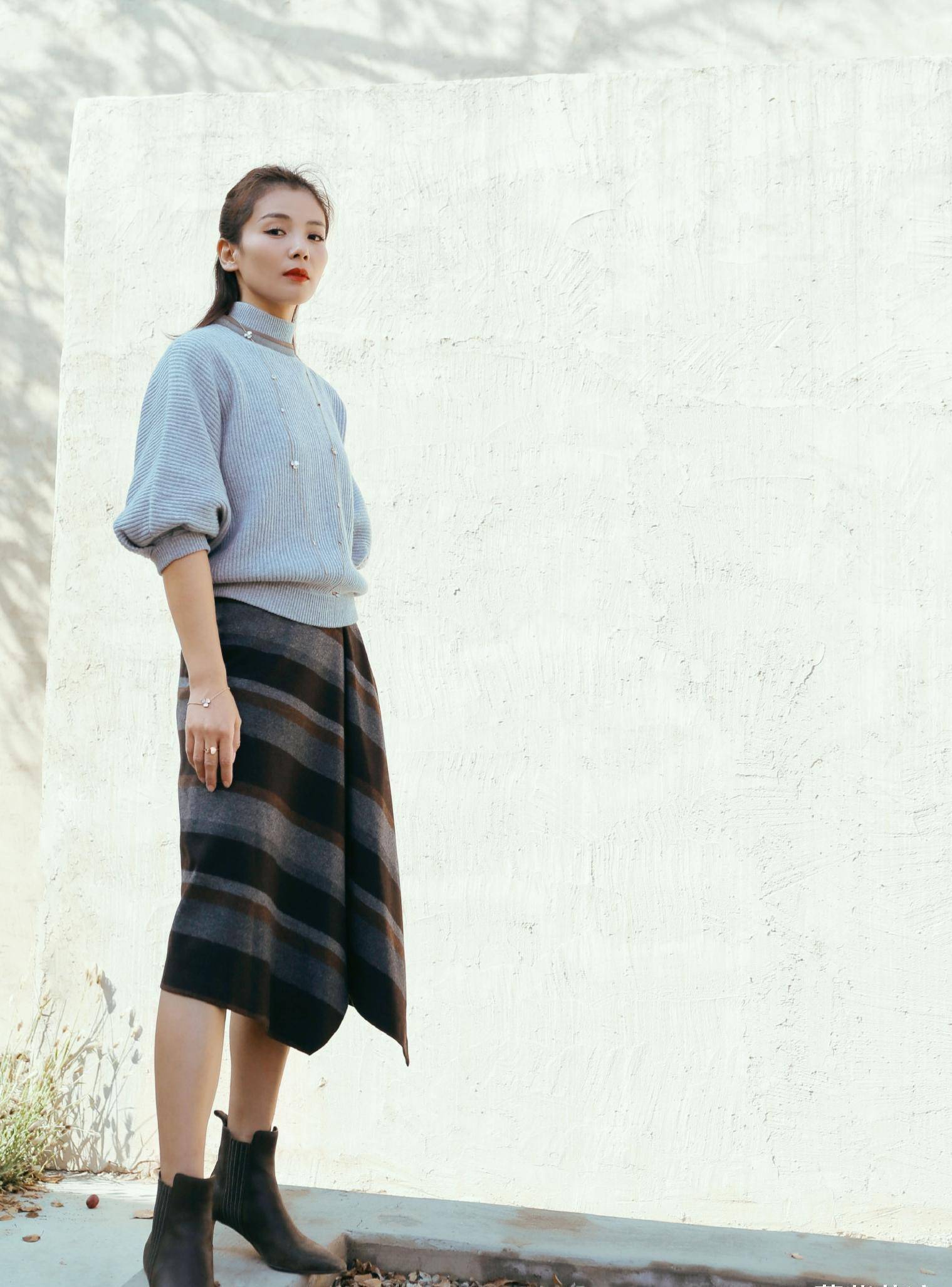 刘涛穿衣太大胆了,裙子高腰时尚到大腿根部,身材前v领更是开到腰