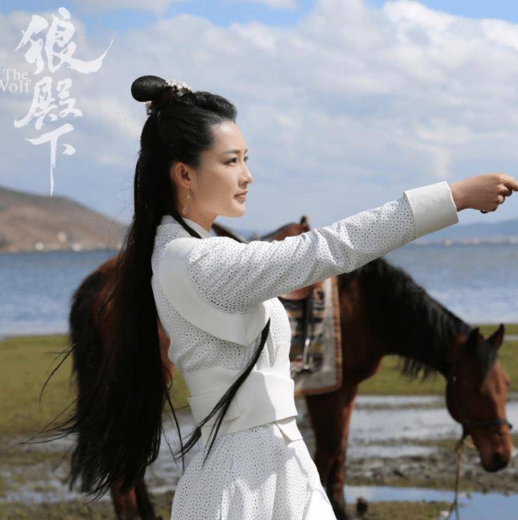 在《狼殿下》中李沁扮演的摘星是可爱的,灵动的,但得知自己心爱之人将