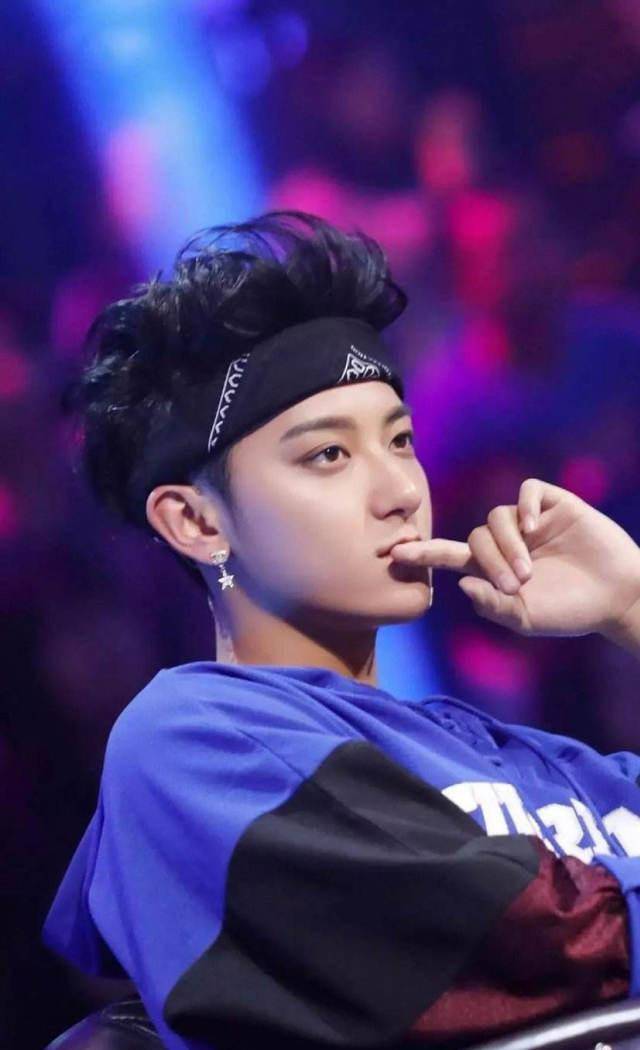 龙韬娱乐艺人众多,却偏偏独宠徐艺洋,出道7年的她一直不温不火