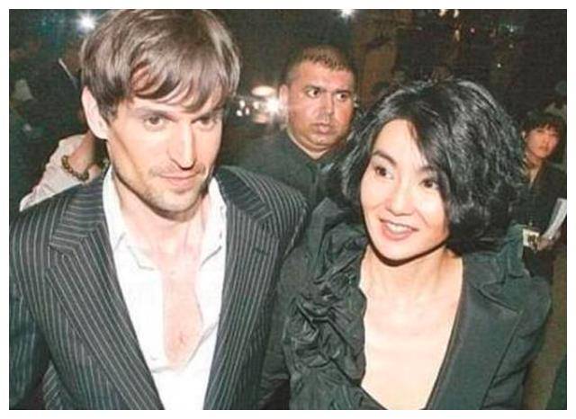 60岁张曼玉重返舞台身材微胖气质新简约打扮下面露独特韵味