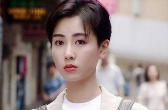 与关宝慧,江欣燕等人站在一起,甚至看起来更加的憔悴苍老.