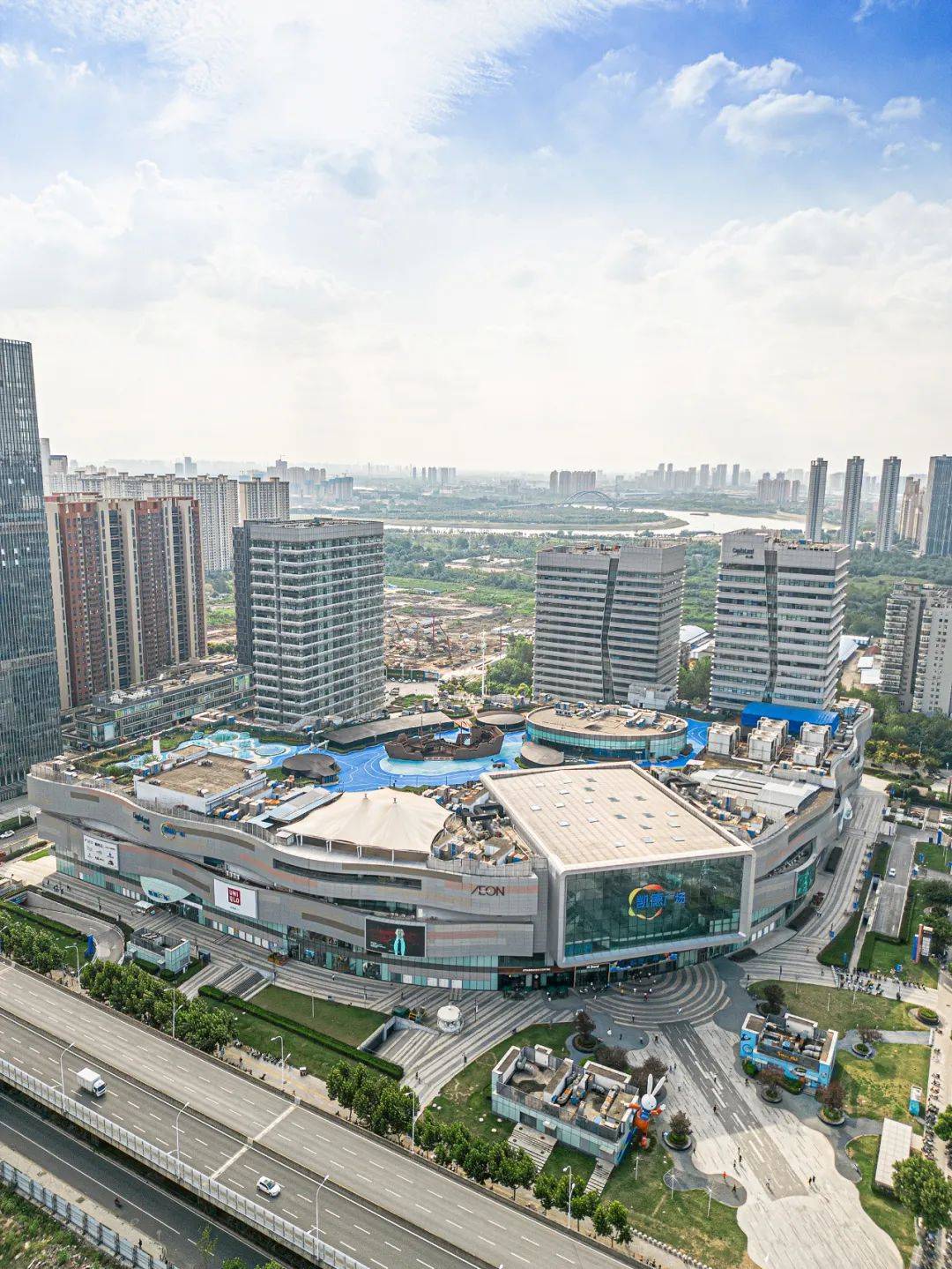 凯德广场实景图此外,该项目所处环境非常宜居.