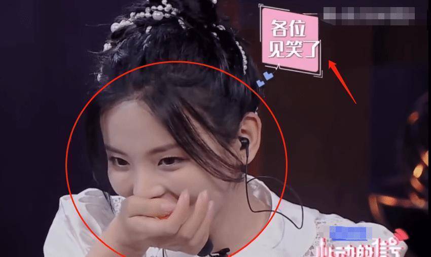 杨超越更是不好意思的用手捂住自己的嘴巴,想必一定是害羞了呢!
