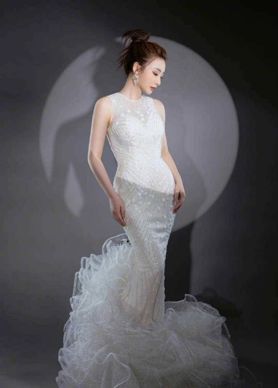 原创又被柳岩新造型美到了一袭白色鱼尾裙凹造型比例优越太惊艳