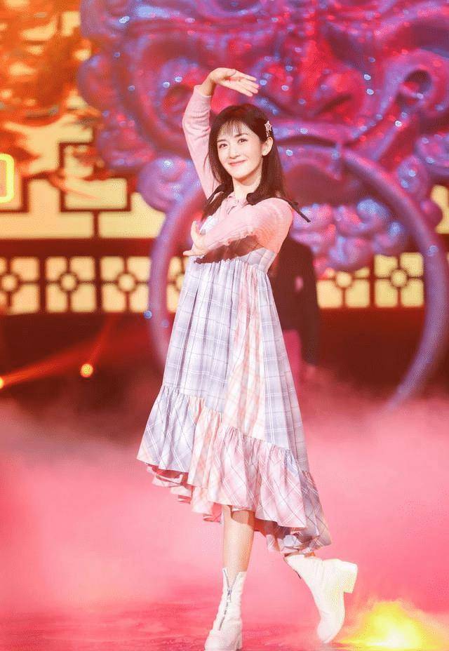 原创谢娜终于时尚一回穿格纹吊带裙叠穿粉色毛衣小白靴时髦爆了