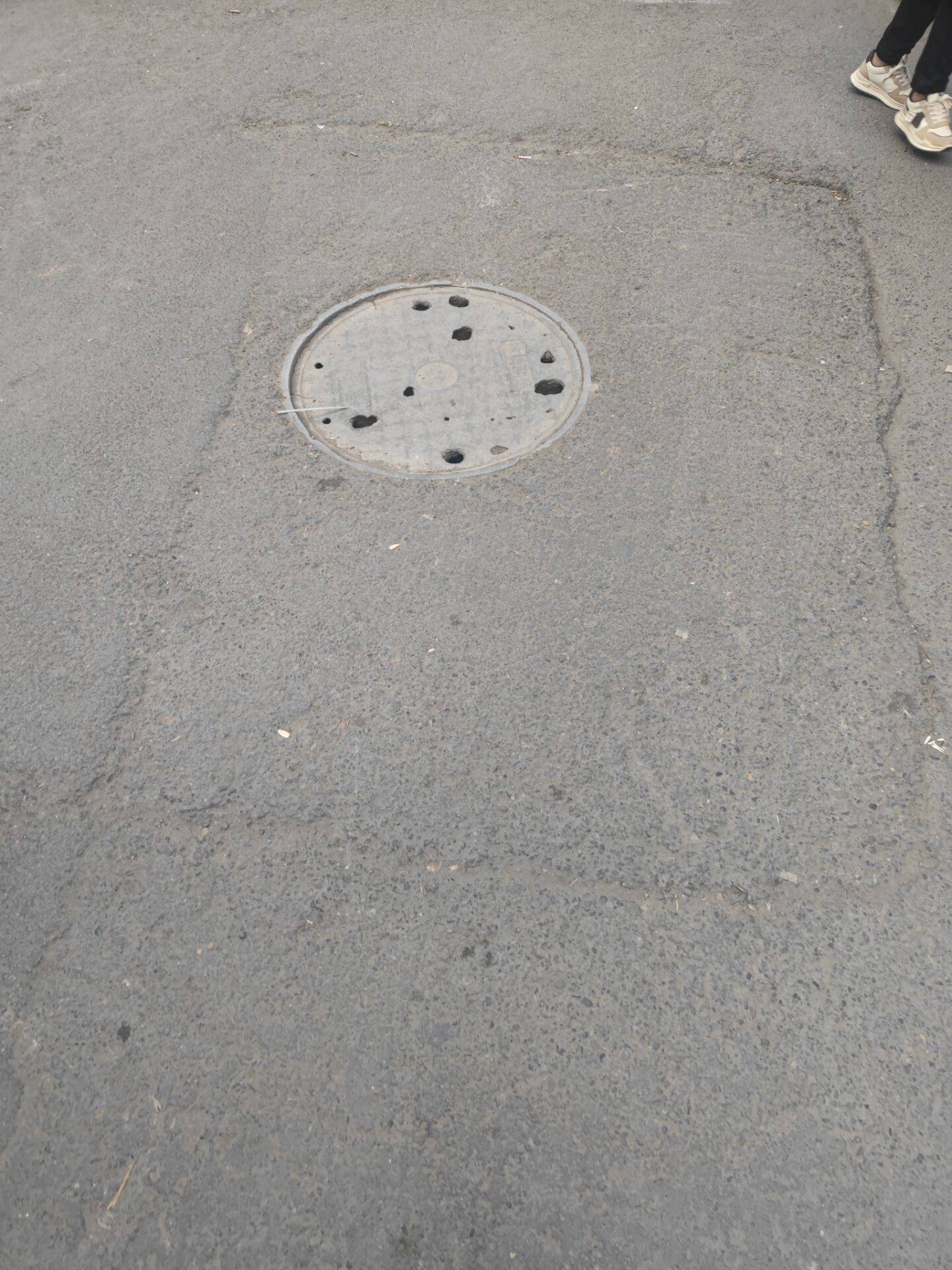 蓬安县街上的井盖,有点"别致"哦