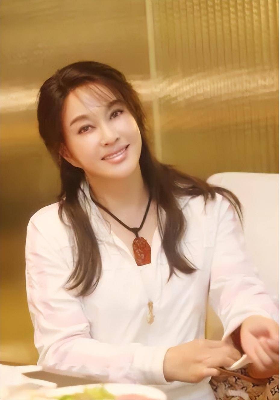 原创71岁的刘晓庆吓坏好多人针打多了真的会起反作用自然老挺好