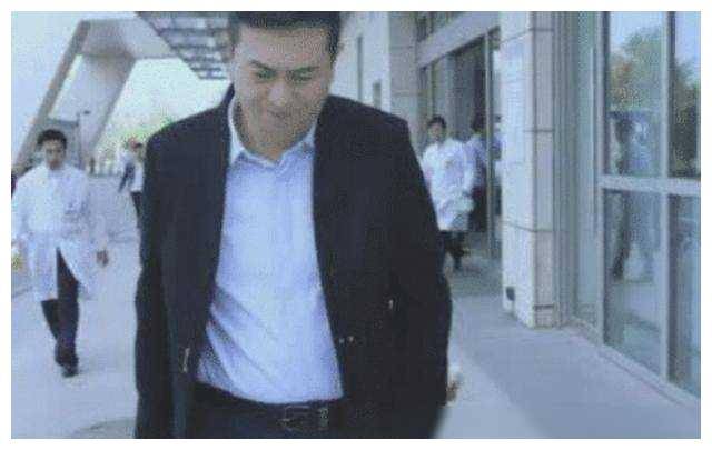 张嘉译曝光剃发后遭不公待遇签约遭换角真相揭秘