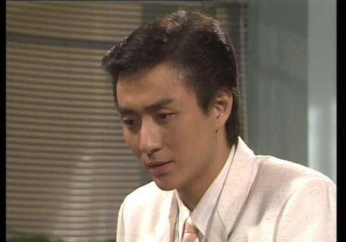 吴岱融清冷的脸,薄薄的嘴唇,微微锁紧的眉头,把"身世凄惨"的傅红雪