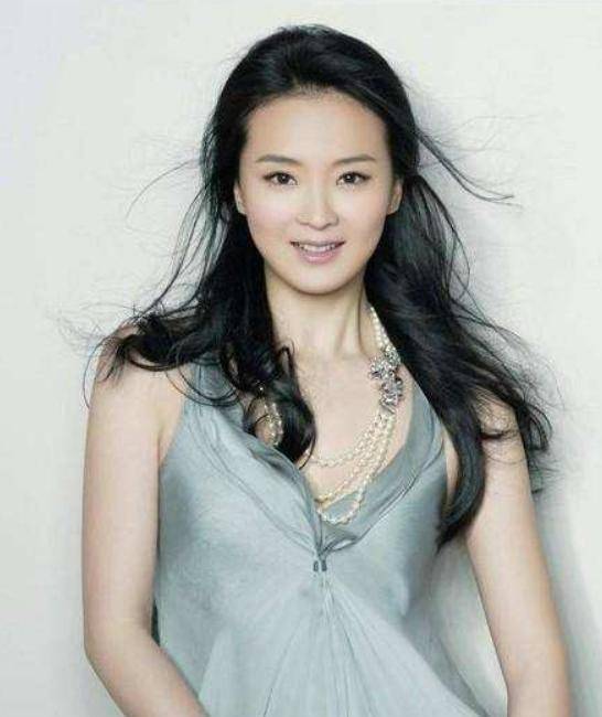 大家可以看到在年轻时期,王艳的长相确实是非常水美,尤其是皮肤更是