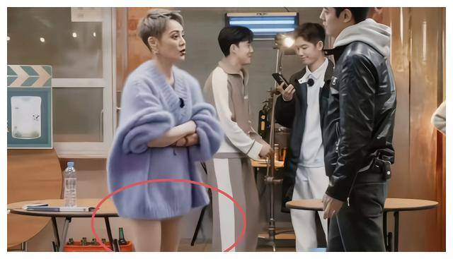 纪凌尘强抱宁静,场面触目惊心,弄懂无裤装,更显诡异震撼.