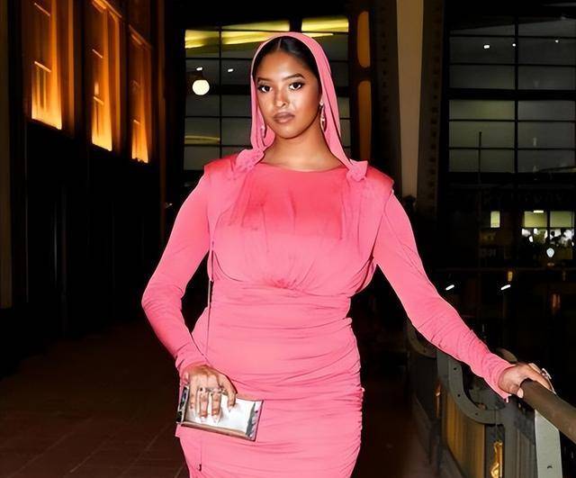 原创娜塔莉亚自拍大秀超模身材瘦下百斤五官神似科比