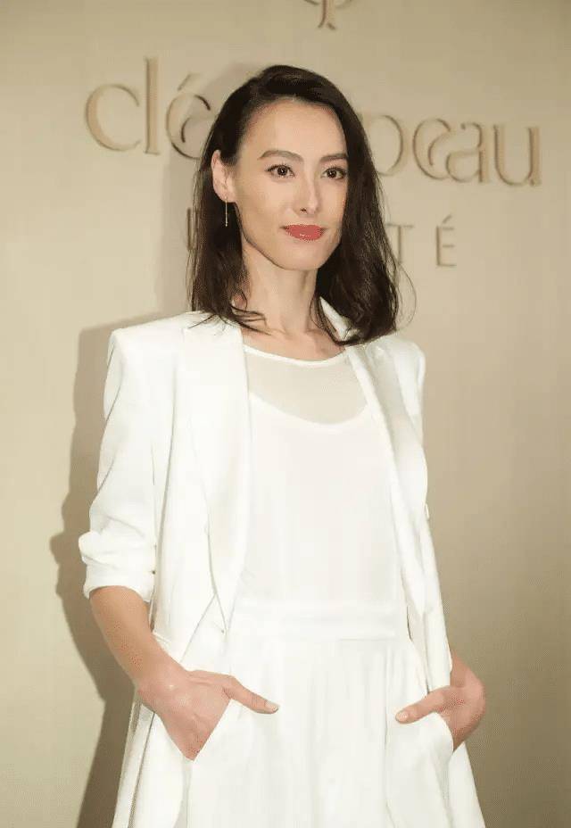 原创梁洛施果然是白富美穿白色西装配阔腿裤亮相高级感爆棚