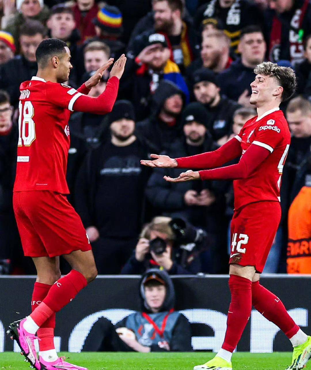 1126人狂轰6球利物浦毫不留情萨拉赫破纪录曼联瑟瑟发抖