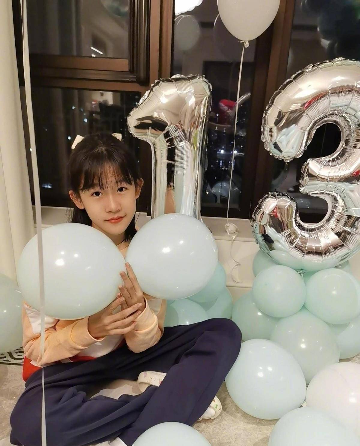 原创陆毅晒照为大女儿庆生长大了的贝儿更美了和爸爸长得真像