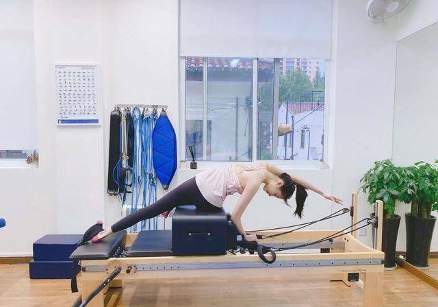 关晓彤一下飞机就上跑步机,张萌穿衣勒进医院_章子怡_舒淇_苗条身材