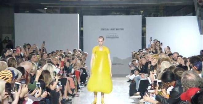 女模特穿"气球"走秀,不料气球突然"泄气",台下观众瞬间沸腾_衣服_时尚