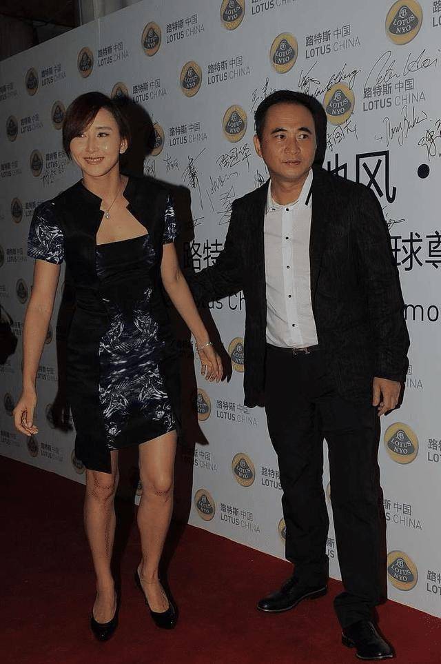 紧身版型对于身材的要求会比较高,胡静这款连衣裙通过修身的设计完全