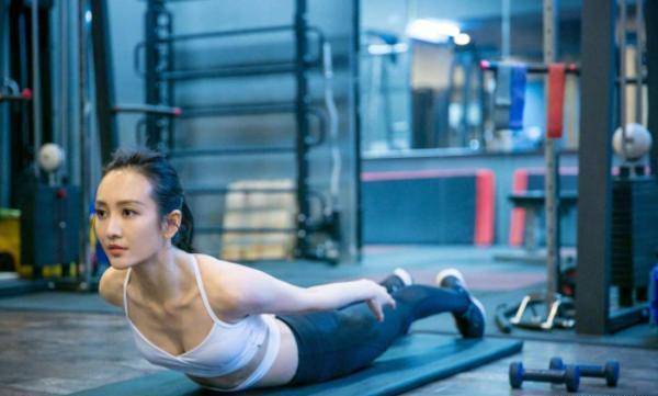 原创49岁闫妮瘦成佟丽娅体重不到100斤坦言减肥方法真的很简单