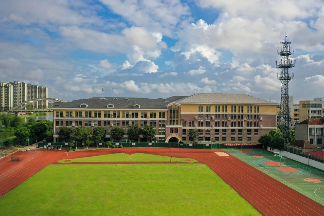 新镇中学实景邻近公园,揽收绿意作为城市绿意生态的关键组成部分,公园
