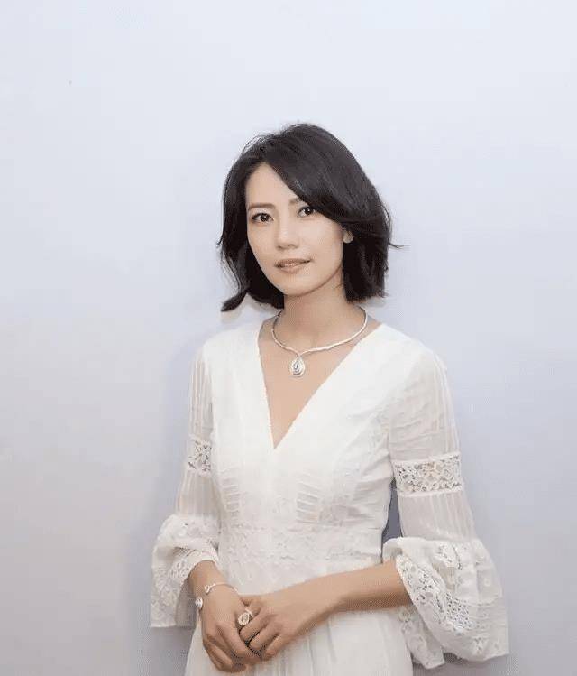 原创高圆圆不愧是气质女神穿白色连衣裙配波波头当妈后更有韵味