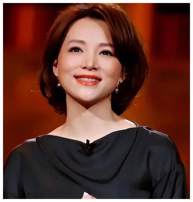 董卿憔悴带娃富豪老公欠债九亿被曝移民美国