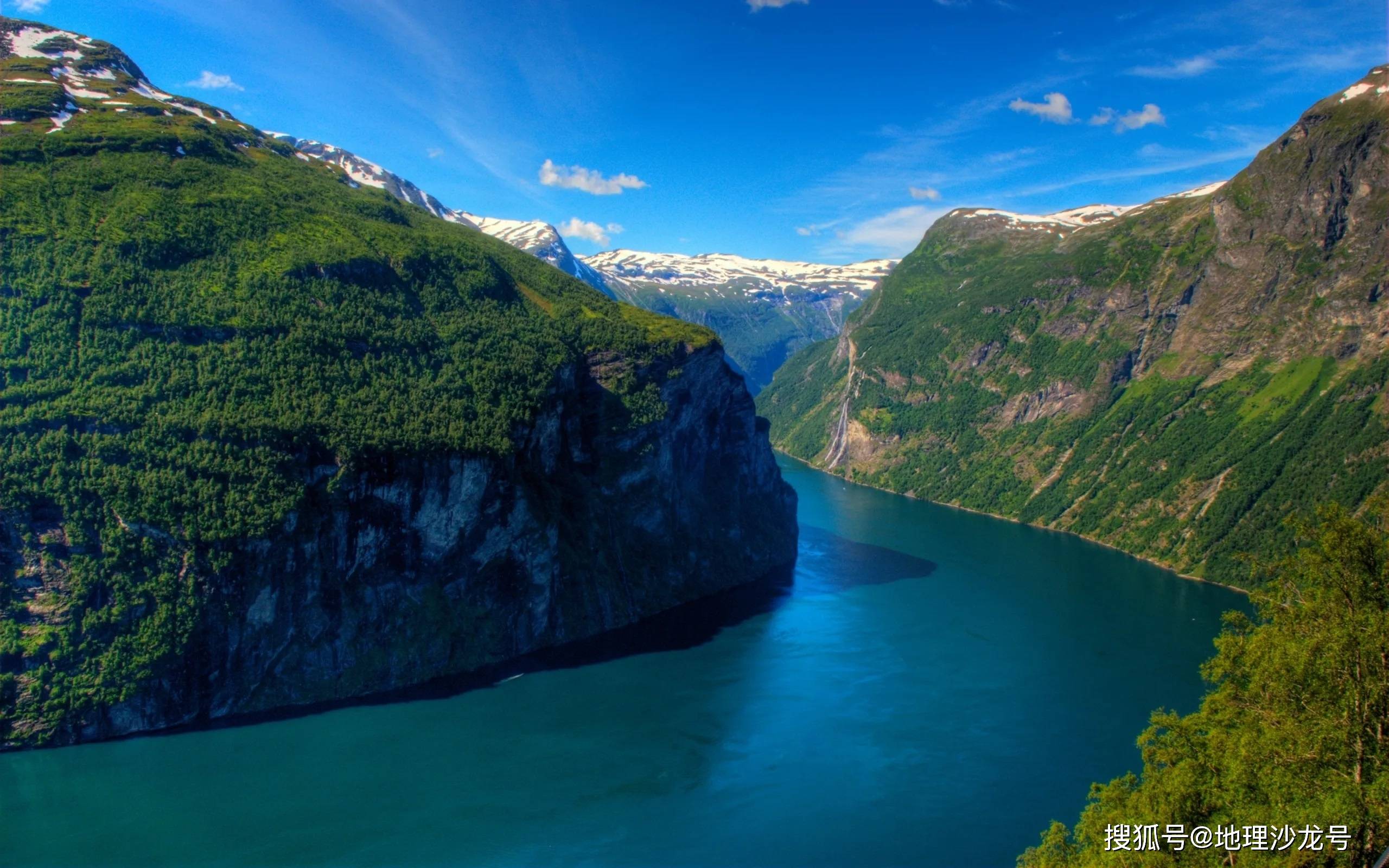 三十多年间,格陵兰岛上的巨大冰川向后退缩,形成清晰的峡湾