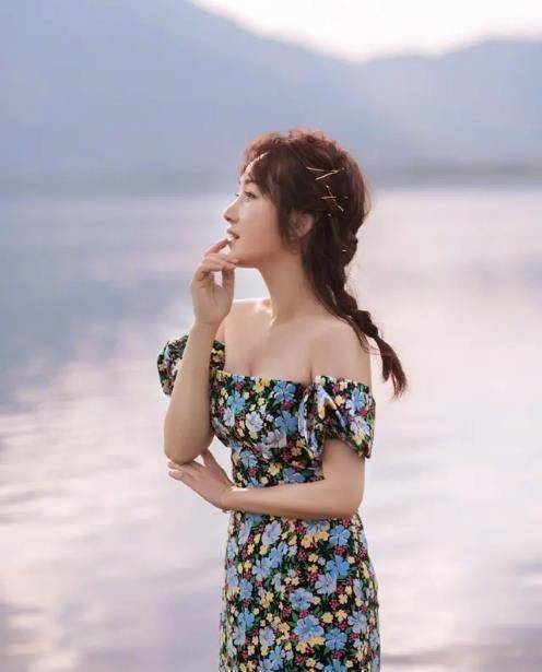 48岁杨钰莹真不显老红色一字肩连衣裙配长直发美成初恋脸