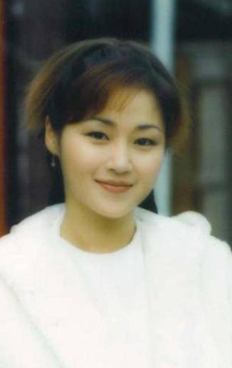 原创甄子丹单膝下跪求婚最美女星万绮雯离开娱乐圈的原因令人惋惜