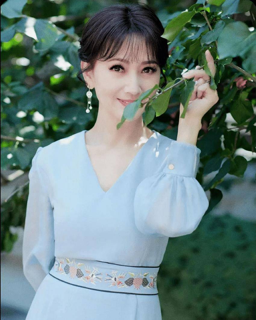 67岁女人在荷塘边拍美照人比花娇雪肤玉貌她就是美丽赵雅芝