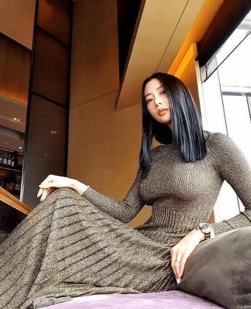 原创被李成敏的身材迷住了穿紧身连衣裙不见赘肉女人看了都羡慕