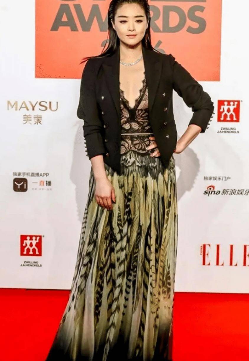 原创蒋欣造型又翻车了深v连衣裙配黑西装显胖10斤终于信有130斤