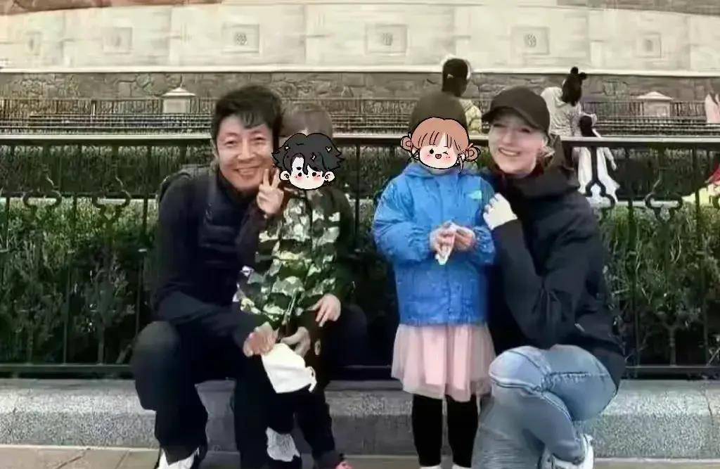 原创偶遇撒贝宁带娃现身机场手拉行李孩子身背俩大包重到直不起腰