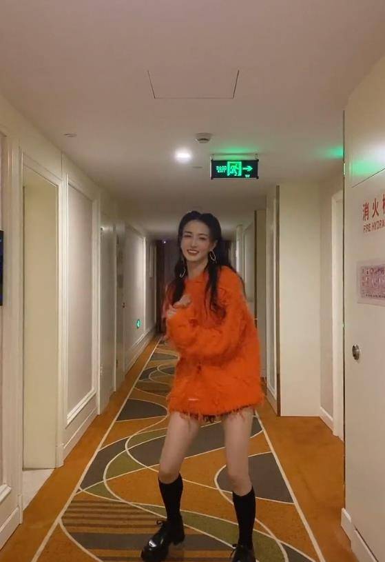 徐璐分手后风格越来越胆大酒店走廊玩起下衣失踪这腿我能羡慕一年