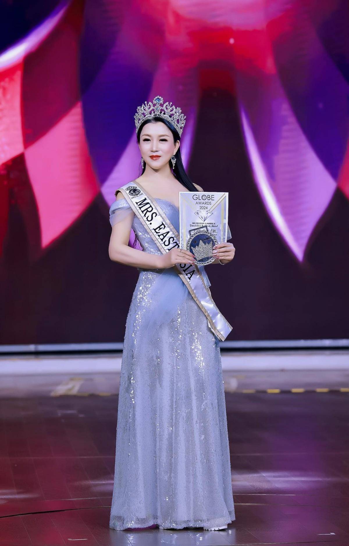 杨嘉祺夫人获第27届环球夫人全球总决赛东亚夫人称号和美丽璀璨奖