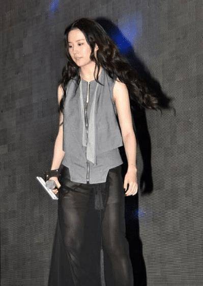 原创刘亦菲疯了吧穿衣顾上不顾下透视半身裙露安全裤真尴尬