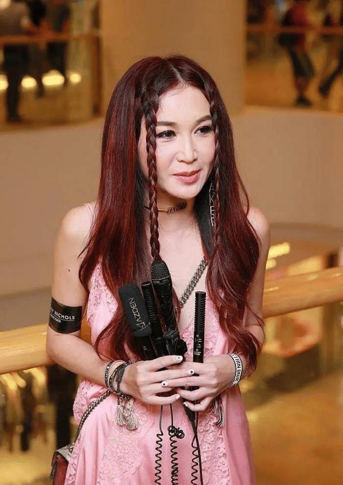 温碧霞越老越作妖,穿粉色蕾丝"睡裙"就出街,脸部浮肿太真实