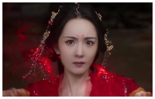 完全没有自信的色调,头发都用真发给盖着,还特地避开假发套的舞台.