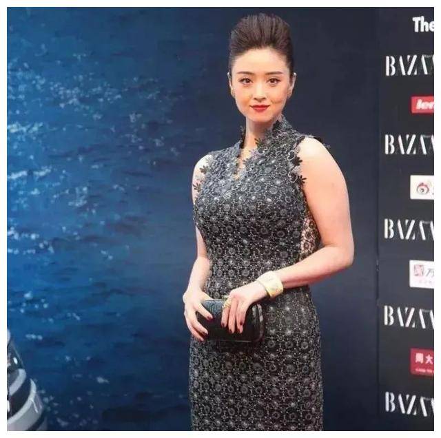 原创39岁蒋欣穿肉感孔雀裙尽显紧致气质惊艳亮相