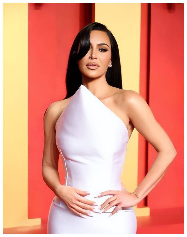 金卡戴珊奥斯卡封后:尖头裹身裙惊艳一刻,绝美身材惹眸心!