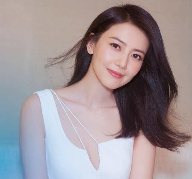 高圆圆勾着老公脖子隔东西与赵又廷亲吻身旁女儿很淡定