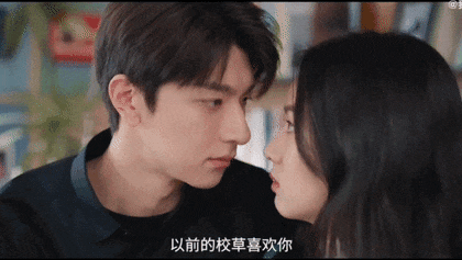 现在因为丑他成为新晋偶像赛道的耀眼新星