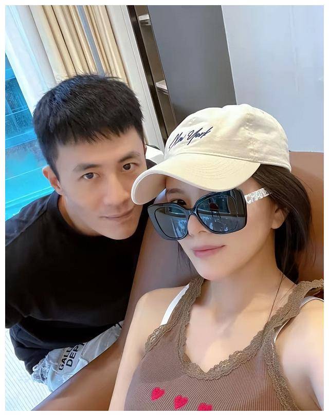 王灿坐在杜淳腿上遭到嫌弃杜淳果断推开引发网友热议