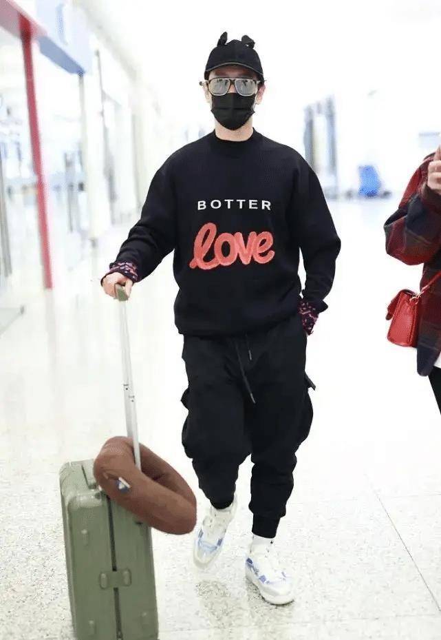 黄晓明暴瘦20斤走机场牛仔外套配西装裤混搭好洋气像小鲜肉