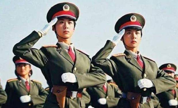 21年前在阅兵仪式上亮相的姐妹花如今她们的现状如何