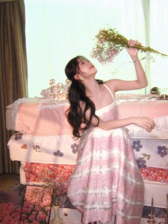 虞书欣晒写真,穿粉色吊带裙躺床上,氛围暧昧,垫四张床垫有个性
