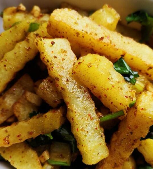 原创阿姨摆摊炸土豆二十年价格翻十倍食客追着她的三轮车抢着吃