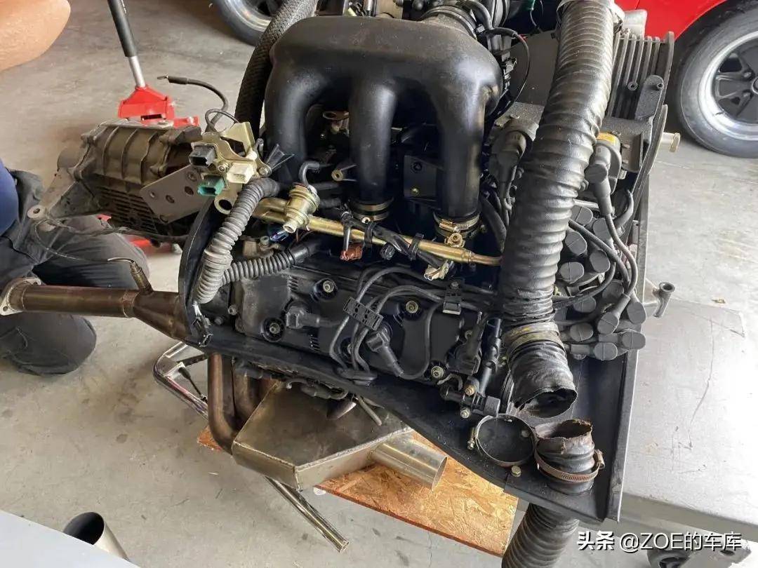 6公升水平对置六缸发动机,其实来自1998年的保时捷911(993).