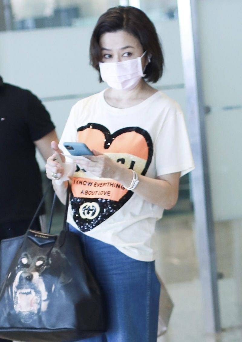 原创关之琳穿大牌走机场心形t恤配阔腿裤好洋气照穿时髦减龄