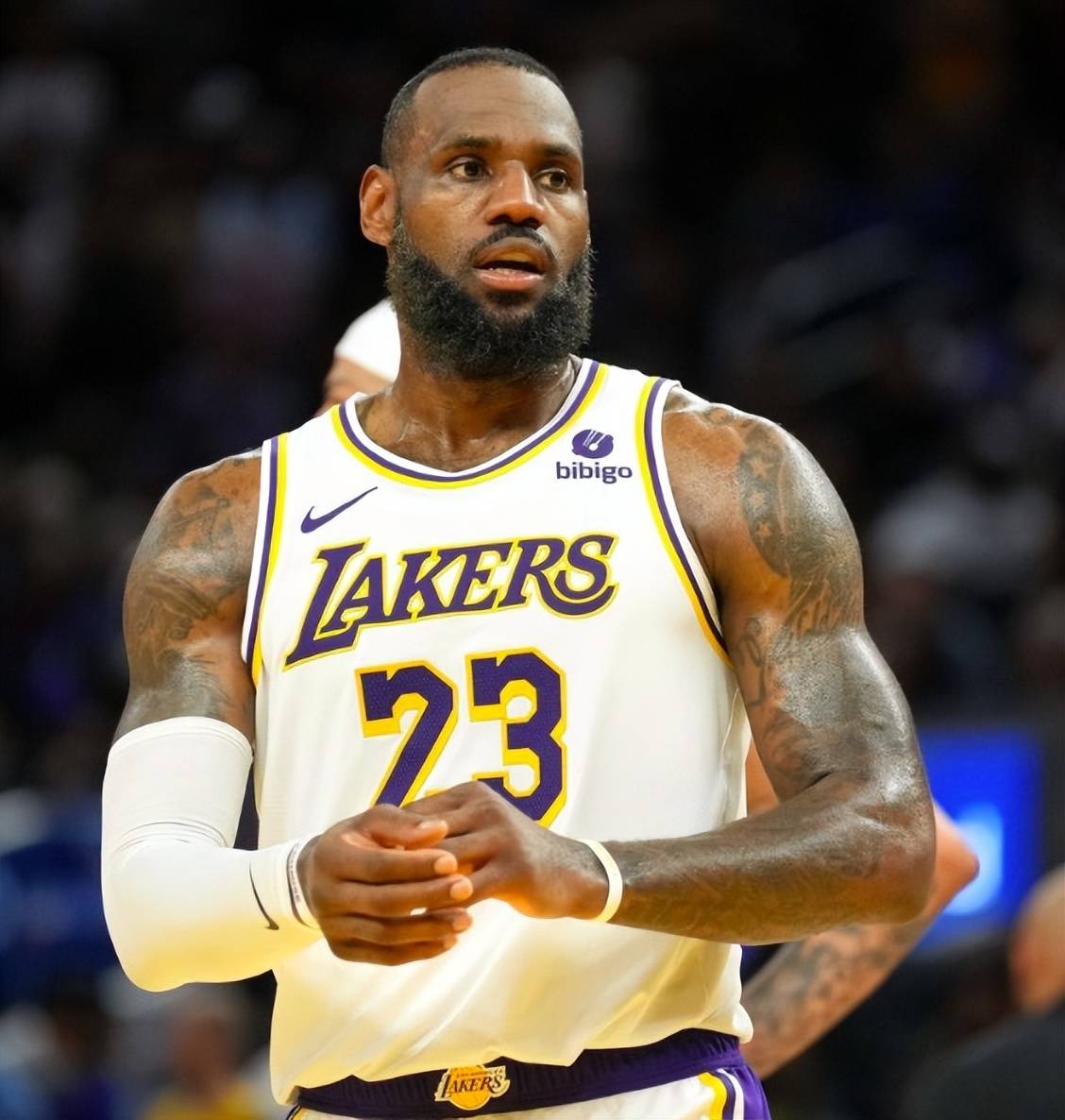 计时器罢工湖勇大战草草收场 老詹被气笑到摊手不满_比赛_詹姆斯_球员